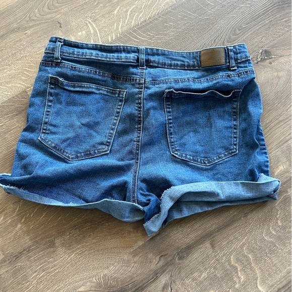 Medium wash Jean shorts - Picture 3 of 3